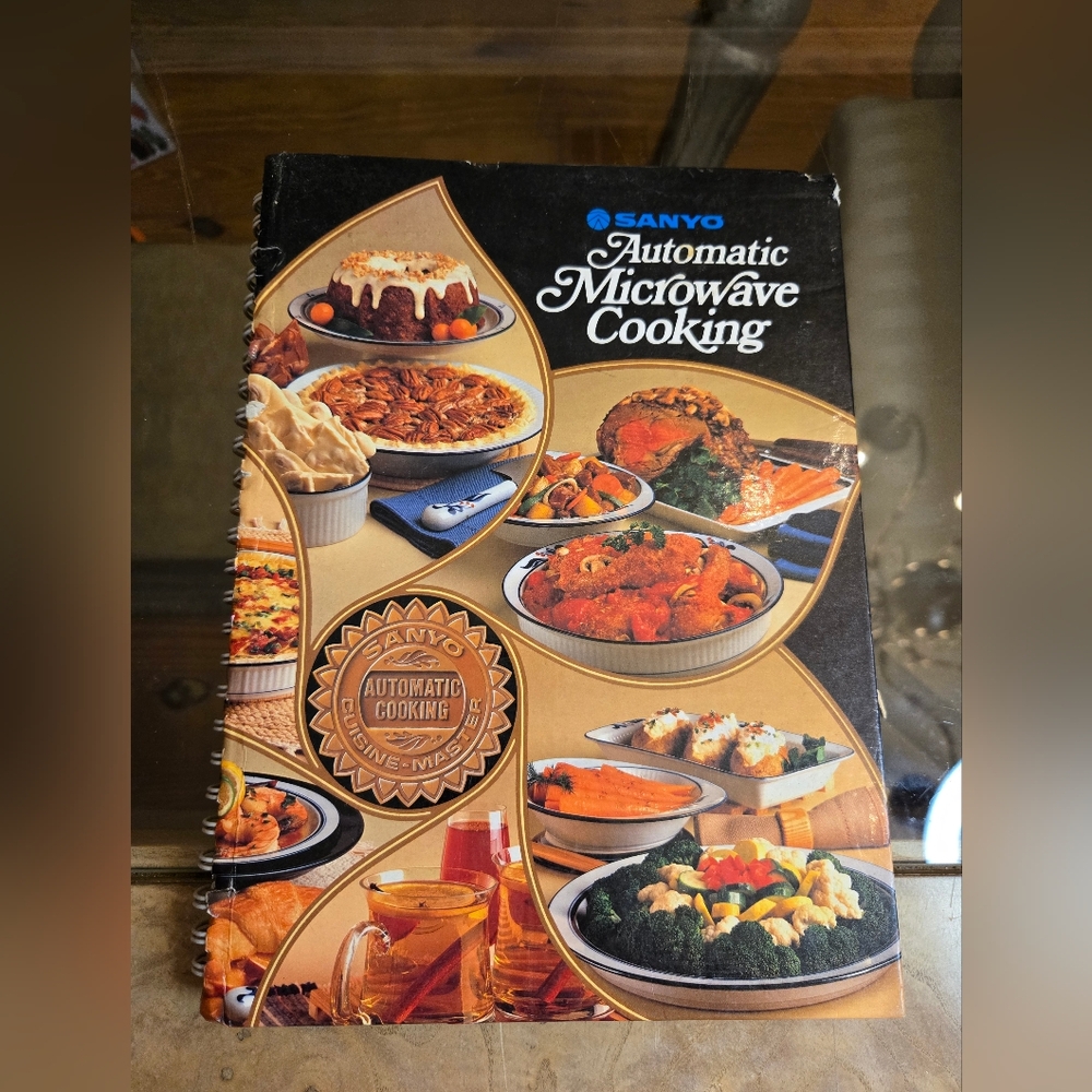 Sanyo 1984 Automatic Microwave Cooking Book